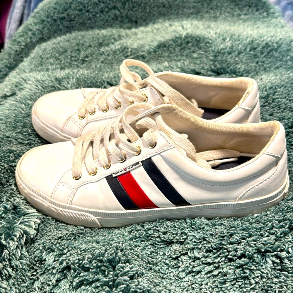 Ladies size 8M Tommy Hilfiger sneakerss